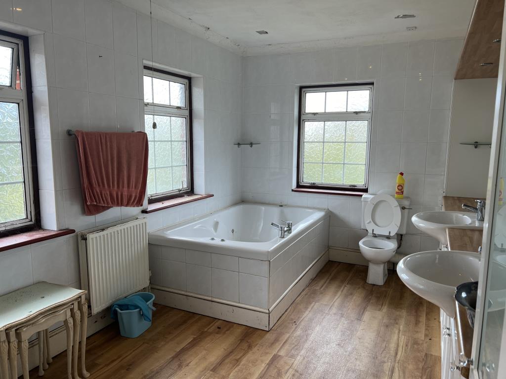 Lot: 101 - IMPRESSIVE SIX-BEDROOM DETACHED HOUSE FOR IMPROVEMENT OR DEVELOPMENT - Ensuite with jacuzzi style bath and shower cubicle